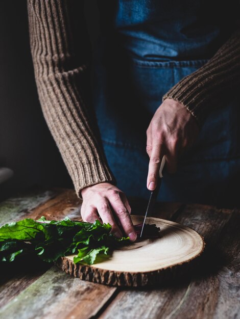 Kucharz przygotowujący danie