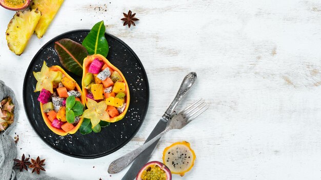 Kolorowe talerze z jedzeniem